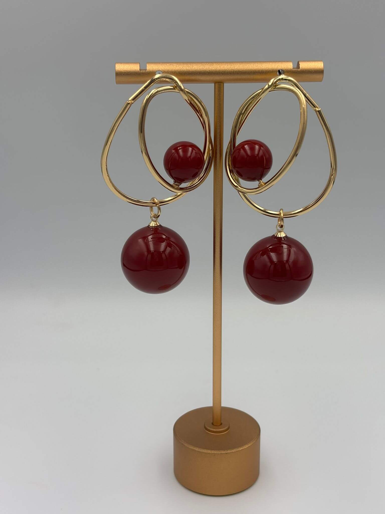 ASİMETRİK SALLANTILI BORDO TOP DETAYLI GOLD KÜPE